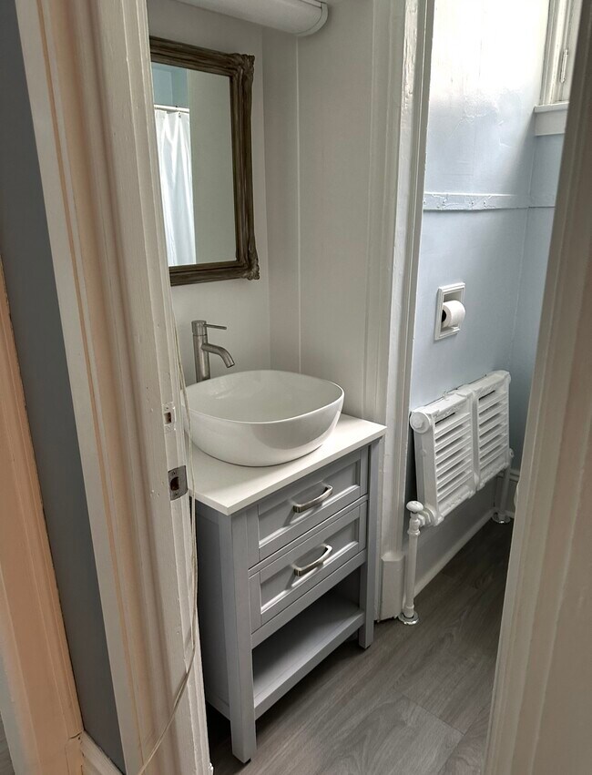 Baño 1A - 401 Maple Ave Utilities Included