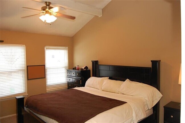 Notable master suite with high ceiling. - 8610 W. 109th St,