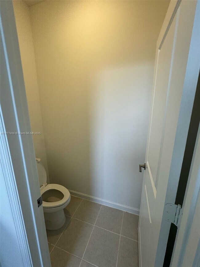 Foto del edificio - 2481 SE 24th Ct