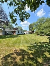 Building Photo - 10335 Holiday Dr