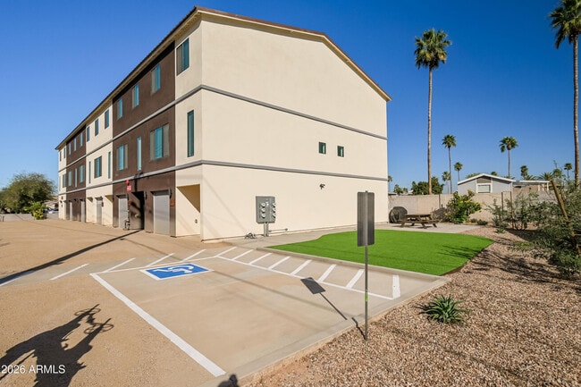 Building Photo - 2502 E Paradise Ln