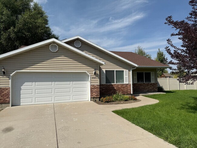 Building Photo - Beautiful patio home with 2 car garage and...