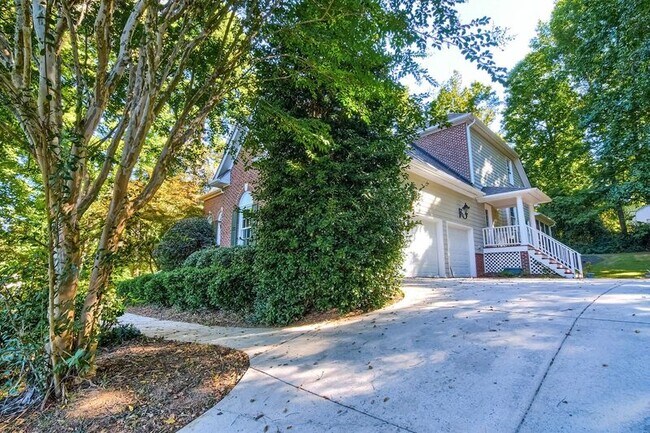 Building Photo - 411 Hogan Woods Cir