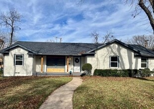 Building Photo - 2707 Sharpview Ln