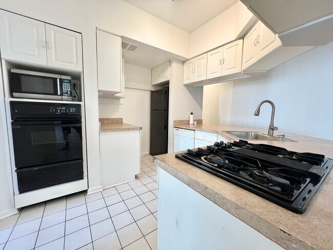 Building Photo - Large First Floor Apartment