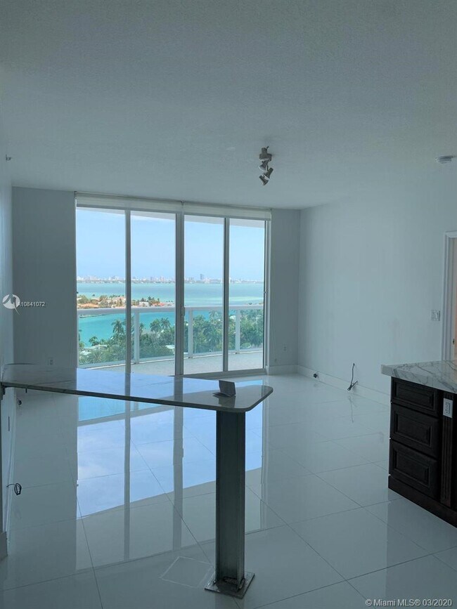 Foto del edificio - 7900 Harbor Island Dr