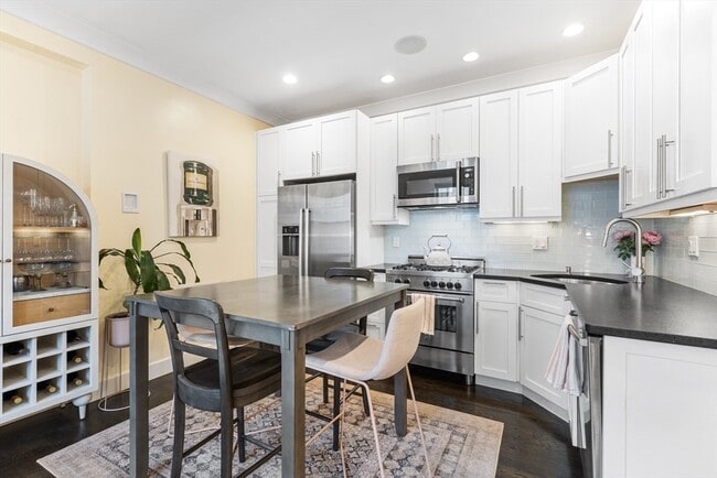 Building Photo - 170 W Fifth St