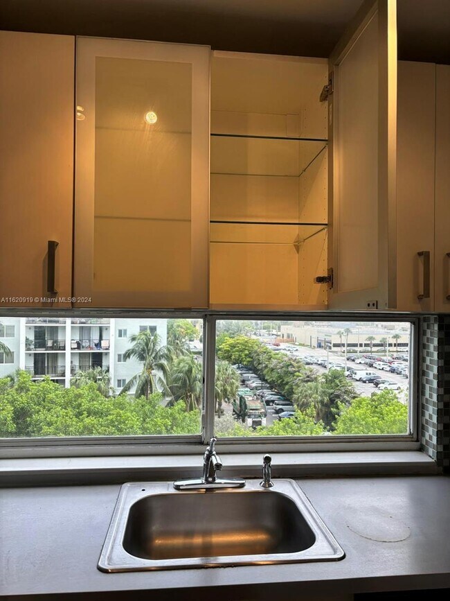 Foto del edificio - 17021 N Bay Rd