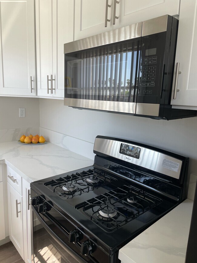 quartz countertops - 3813 W 54th St