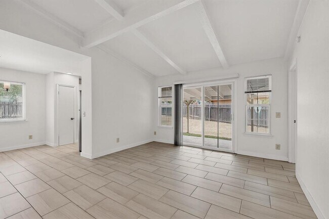 Foto del edificio - 7209 Shadywood Dr