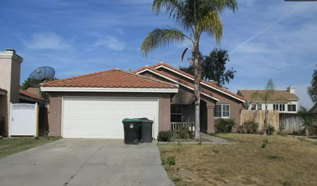 Foto principal - Three Bedroom Two Bathroom Home in Hemet!