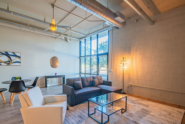 Foto del edificio - 1275 E University Dr