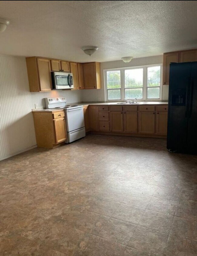 Building Photo - Open Floor Plan home on Private Spacious Lot