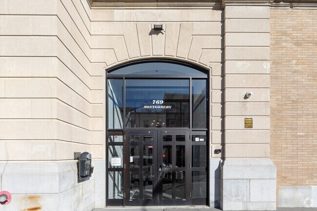 Entrada - Imperial Court