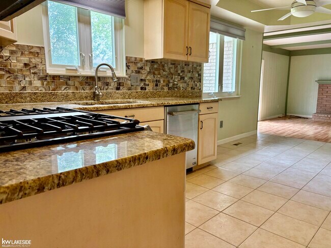 Foto del edificio - 3550 Kings Point Dr