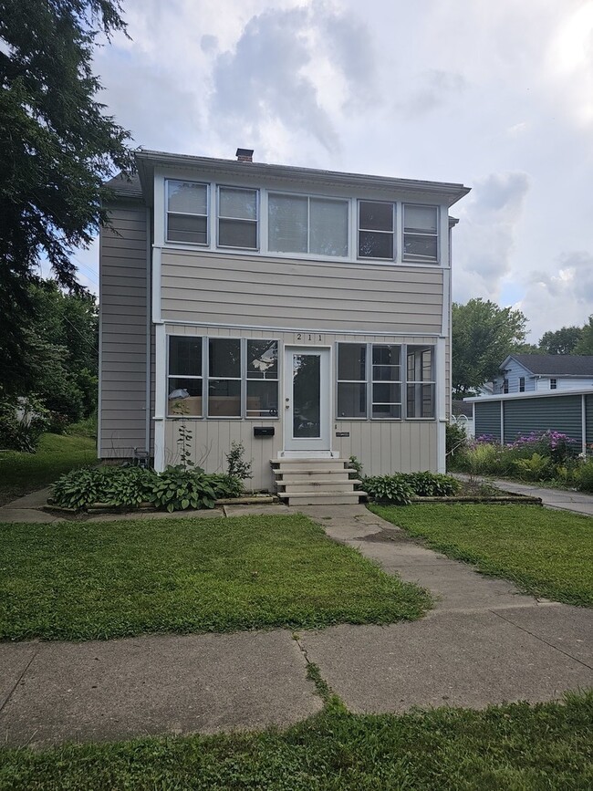 Building Photo - 211 Edwards Ave