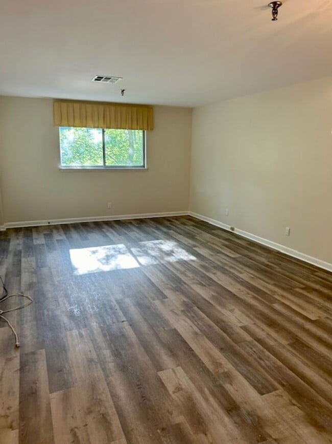 Building Photo - 848 E Boston St