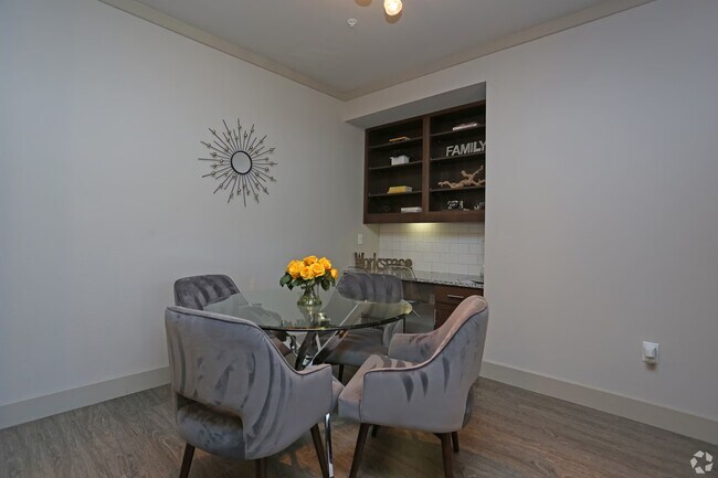 Building Photo - Prime Location Near Dining & Shopping!