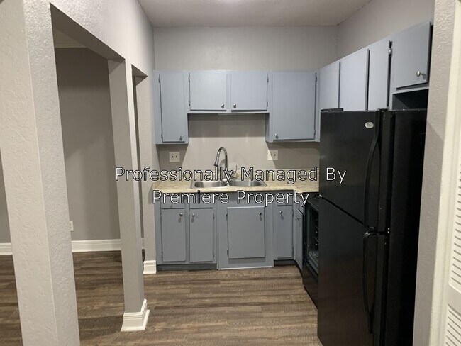 Building Photo - 912 Benton Blvd Apt 3B 912 Benton Blvd 3B