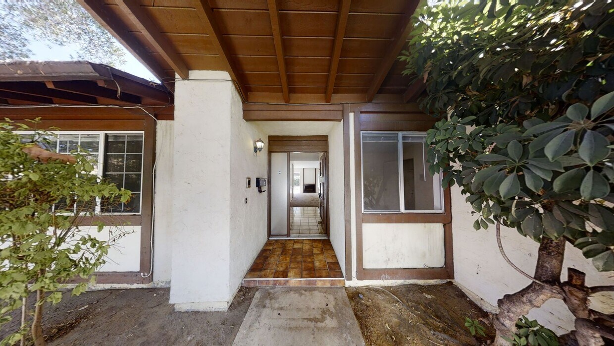 Foto principal - 5BD/2BA, Huge Yard! Turf getting installed!