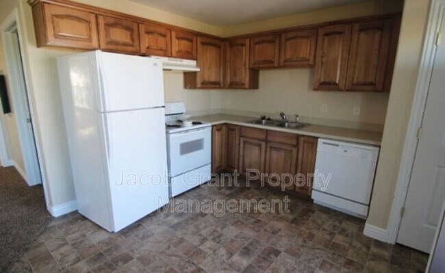 Building Photo - 225 Opal Ct
