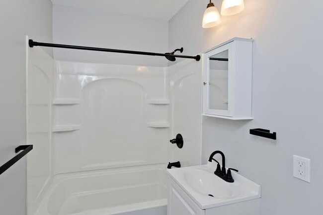 Building Photo - 104 Moore St