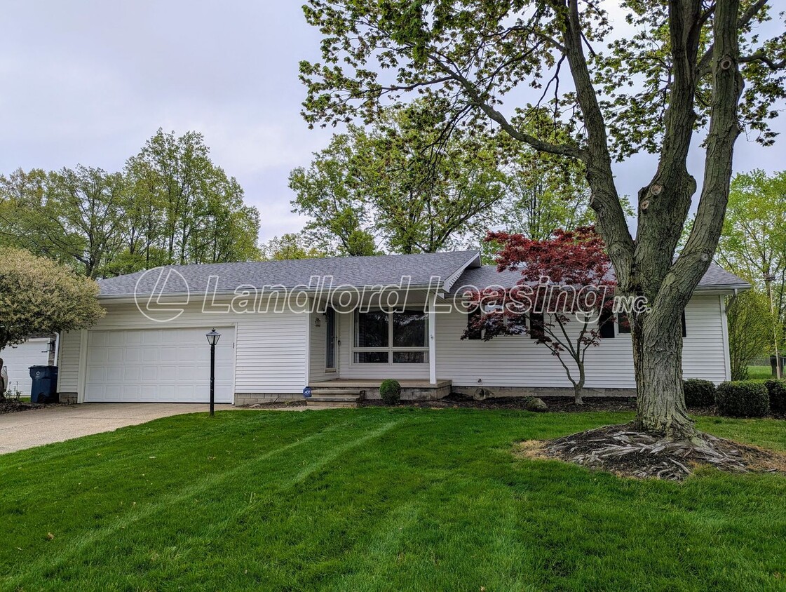 Foto principal - Charming 3-Bedroom Ranch with Spacious Lay...