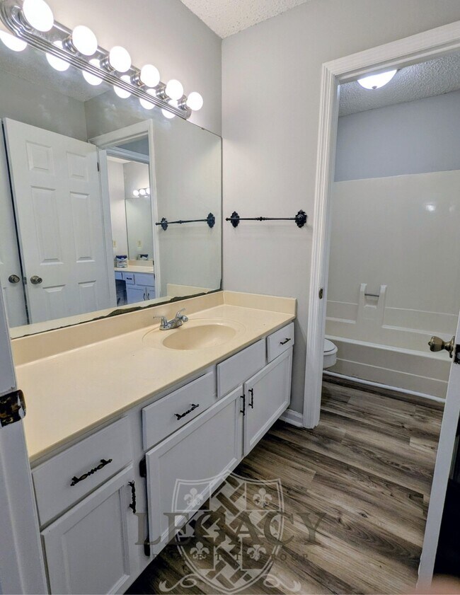 Foto del edificio - 2436 Thoroughbred Dr