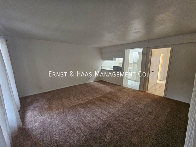 Foto del edificio - Wonderful Two-Story Townhouse-Style Apartm...