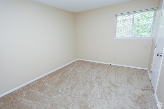Bedroom - Turlington Oaks Apartments