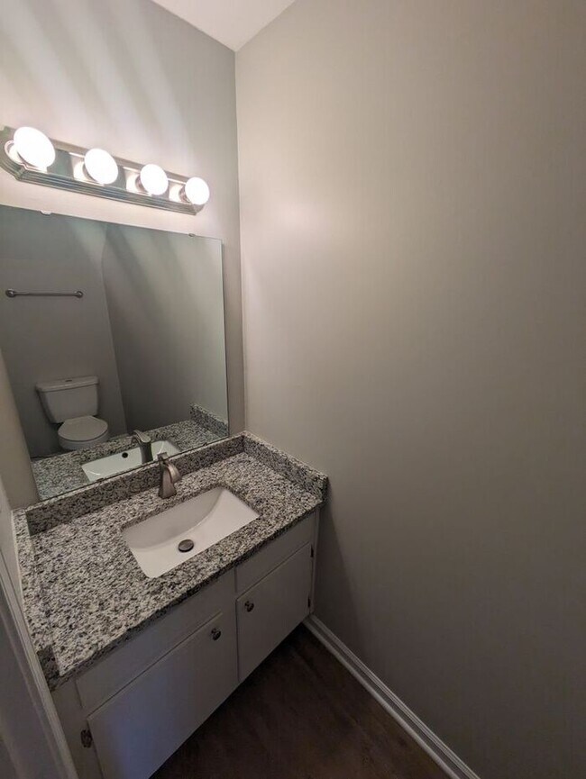 Building Photo - 2BD/1.5BA Townhome in Hickory