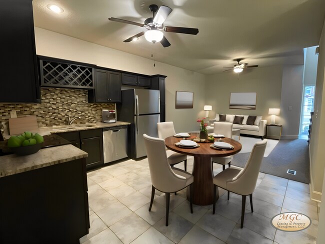 Foto del edificio - EAGLE CREEK LUXURY TOWNHOME READY FOR YOUR...