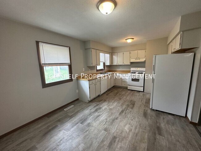 Building Photo - 907 Lincoln Ct SE