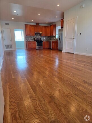 Building Photo - 613 4th Ln