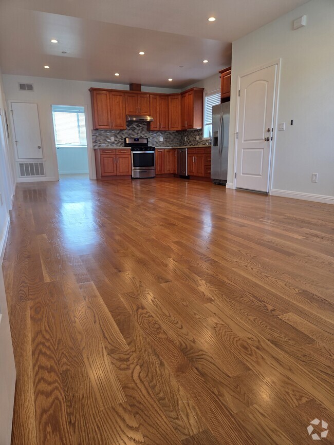 Building Photo - 613 4th Ln