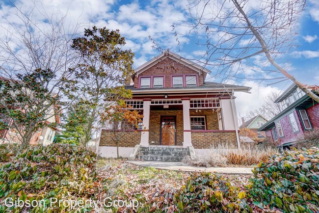 Building Photo - 2 br, 1.5 bath House - 3310 Bishop St