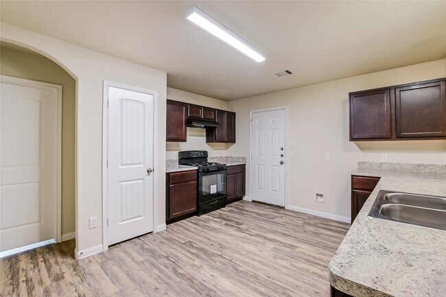 Foto del edificio - 5751 Kyle Cove Dr