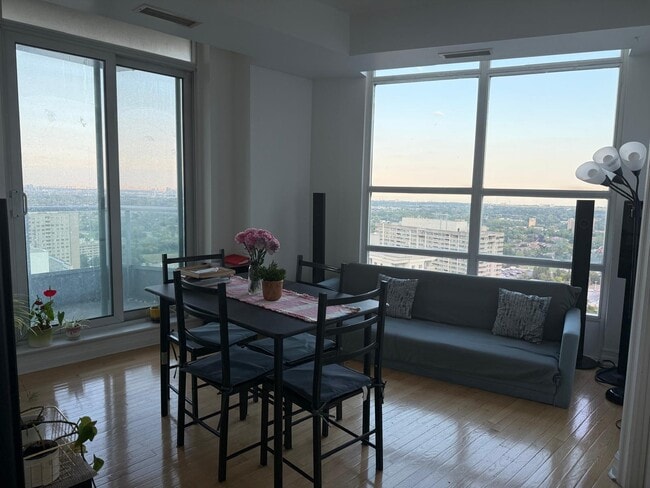 Photo du bâtiment - 1 Elm Dr W