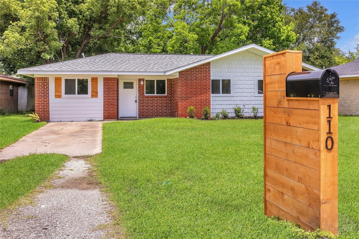 Primary Photo - 110 Prune St