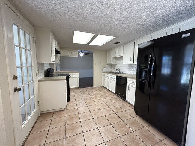 Building Photo - Beautiful Spacious 2 Story Home in-between LCU and Tech!