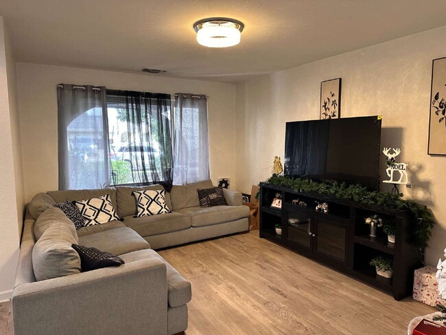 Foto del edificio - A Clean, Well-Sized Home With Solar in Woodland