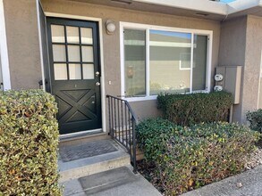Building Photo - 1001 Sunset Dr
