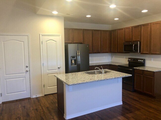 Foto del edificio - BEAUTIFUL 3-BEDROOM TOWNHOME IN AWARD-WINNING WOLF RANCH - Security Deposit Waiver Available