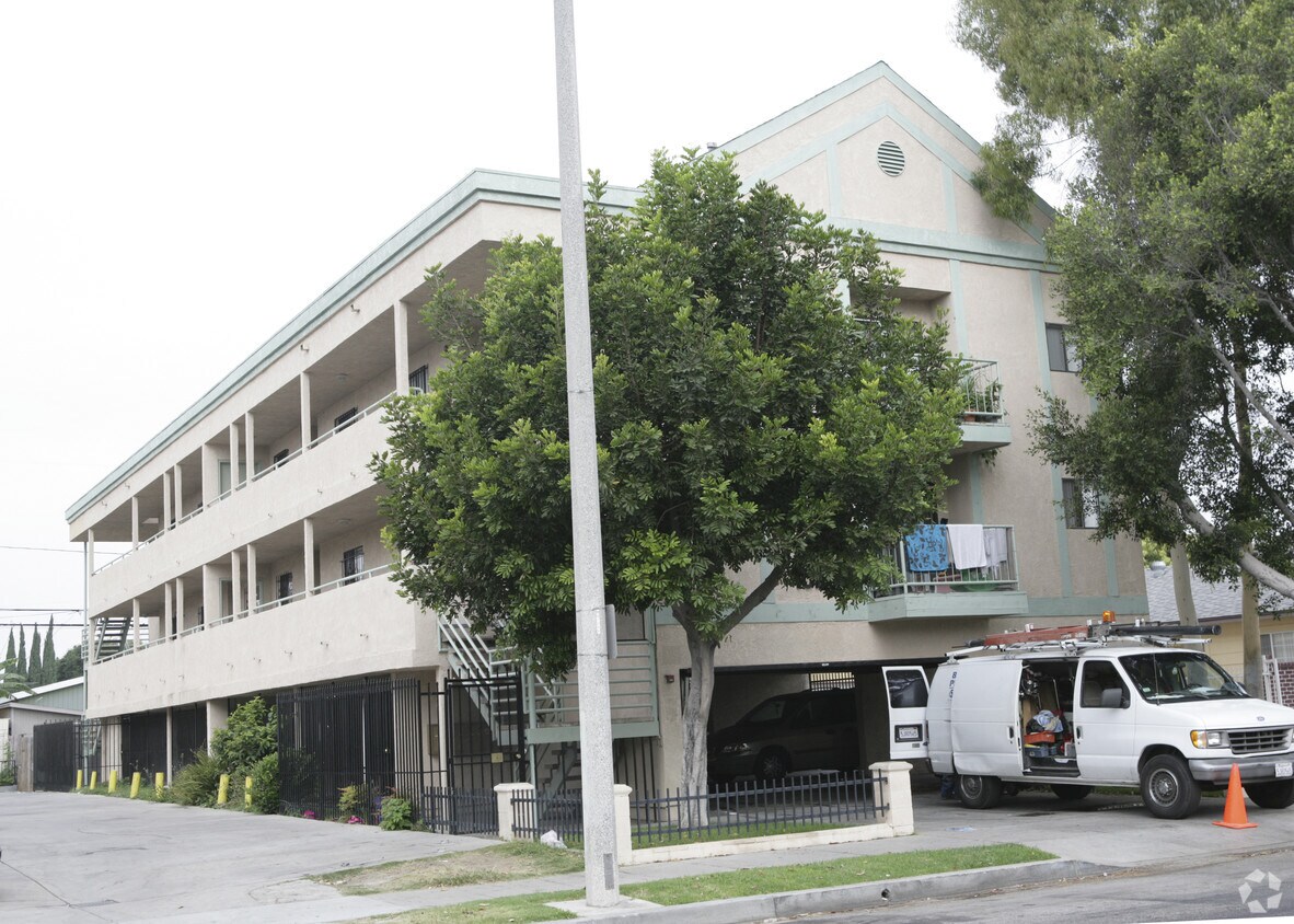 Building Photo - 1025 Cherry Ave