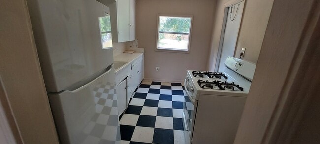 Cocina comedor con estufa/abierta y refrigerador con - 4824 Carmen St