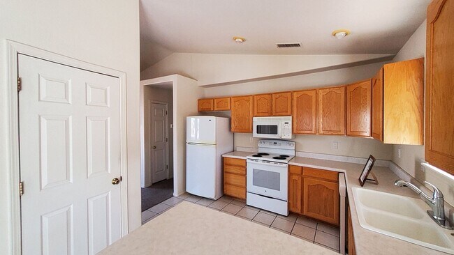 Building Photo - Three Bedroom Home in Great Neighborhood