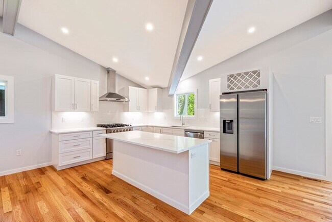 Foto del edificio - 243 Hardy Pond Rd