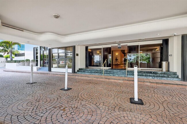 Foto del edificio - 5757 Collins Ave