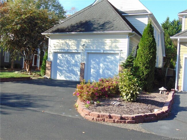 Building Photo - 208 Suri Dr