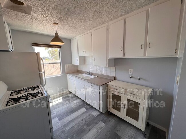 Building Photo - 242 Twin Oaks Ave